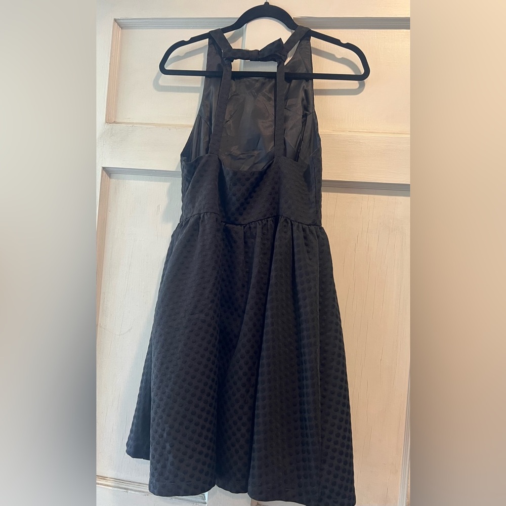 Juniors Elegant Black Sleeveless/ Textured Dress - medium